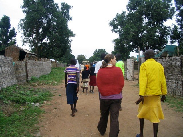 Cestou do kostola s dievčatami z internátu... tá šatka je proti slnku a moskytom, nie proti chladu :-) okt. 2010