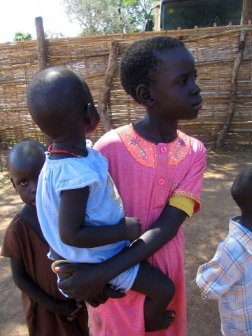 V Jube sme videli deti nosiť väčšinou priviazané šatkou, tu sa nosia takto, okt. 2010