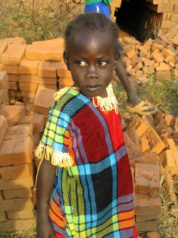 Sudánske dievčatko pri kope pálených tehál, nov. 2010