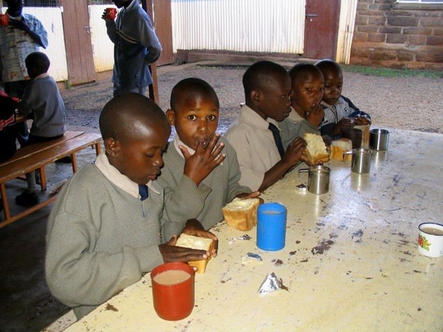 Naše raňajky....som sa naučila aj na čaj s mliekom a cukrom a fakt to chutí celkom dobre :), Nairobi, február 2011