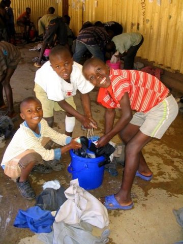 Tak a takto to vyzerá, keď sa pustí 53 chlapcov do prania..., Nairobi, február 2011