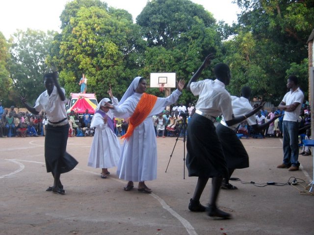 Sestry a dievčatá tancujú na počesť Panny Márie