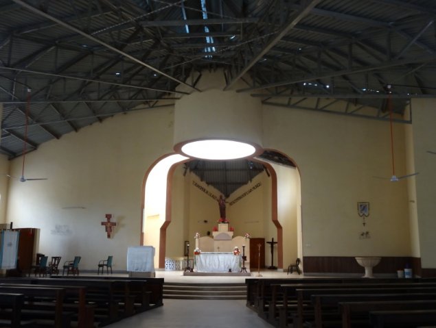 20140822_02 - Kostol v Msabaha... vonia ako ten v Tonj... vďaka netopierom...