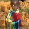 Sudánske dievčatko pri kope pálených tehál, nov. 2010